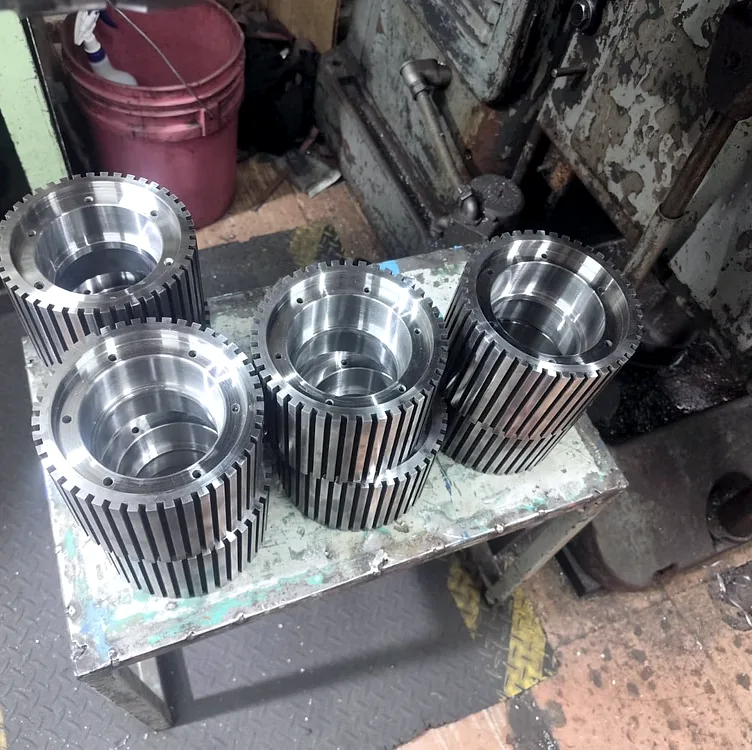 Engranes de acero maquinados con acabado de precisión en el taller MAQNO