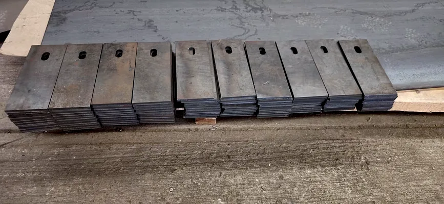 Serie de placas de acero maquinadas con ranura, producidas por lote
